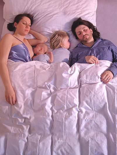 sleeping-family-in-one-bed