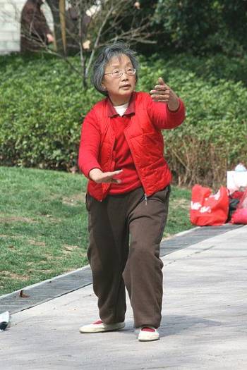 Elderly_Shanghai_woman_practices_tai_chi