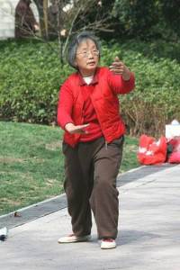 Elderly_Shanghai_woman_practices_tai_chi Elderly_Shanghai_woman_practices_tai_chi