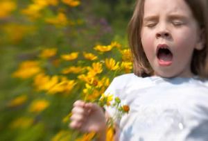 girl-sneezing-due-to-pollen-allergy